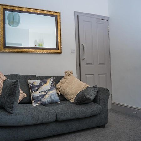 The Highfield Villa, 5 Bedrooms, Northampton Centre, Sleeps 10 Dış mekan fotoğraf
