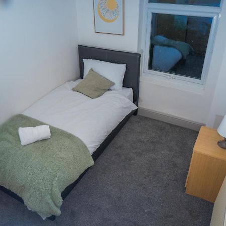 The Highfield Villa, 5 Bedrooms, Northampton Centre, Sleeps 10 Dış mekan fotoğraf