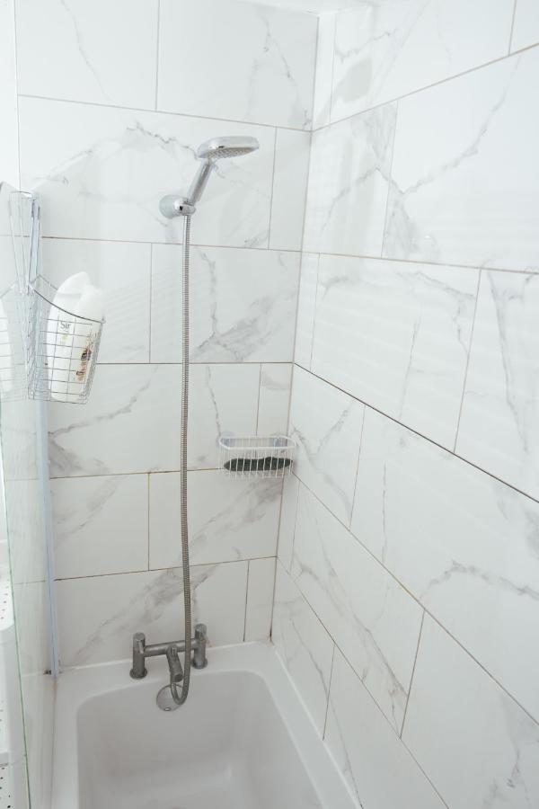 The Highfield Villa, 5 Bedrooms, Northampton Centre, Sleeps 10 Dış mekan fotoğraf