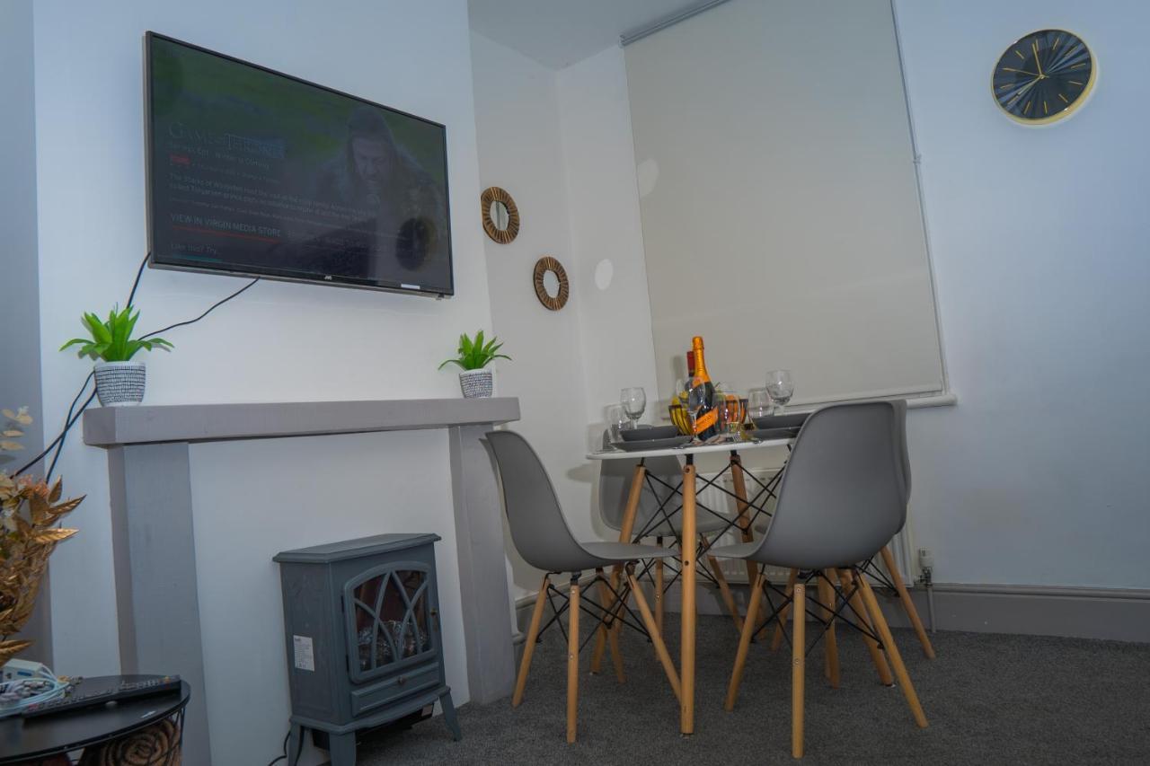 The Highfield Villa, 5 Bedrooms, Northampton Centre, Sleeps 10 Dış mekan fotoğraf