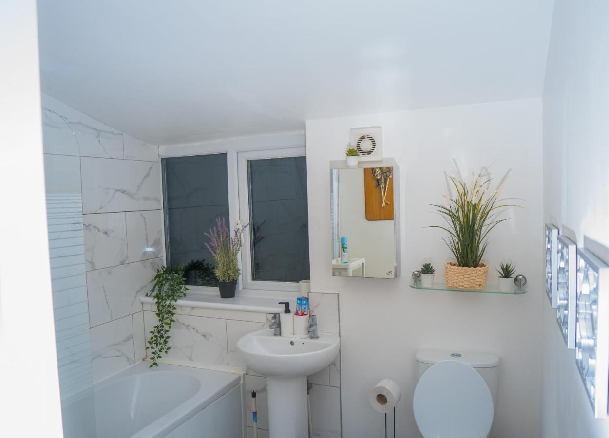 The Highfield Villa, 5 Bedrooms, Northampton Centre, Sleeps 10 Dış mekan fotoğraf