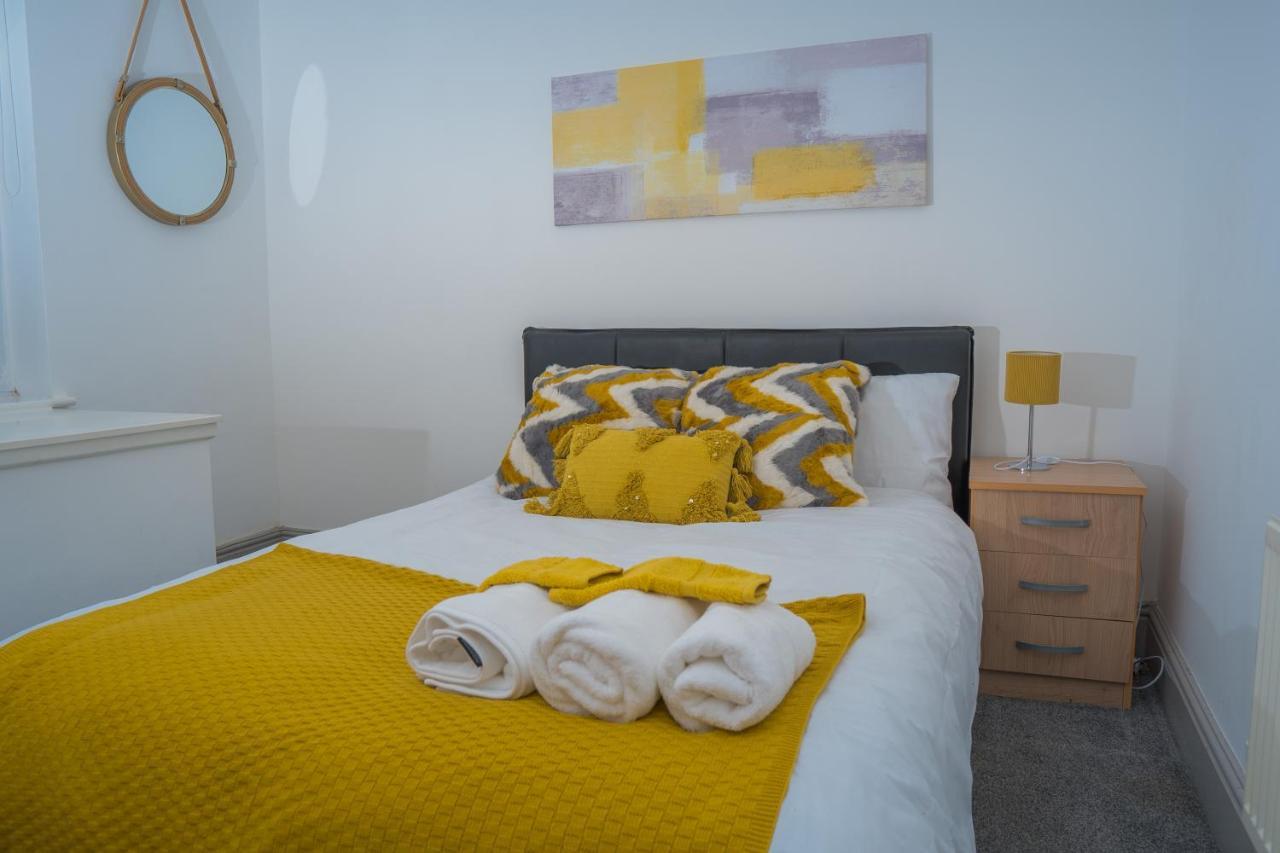 The Highfield Villa, 5 Bedrooms, Northampton Centre, Sleeps 10 Dış mekan fotoğraf
