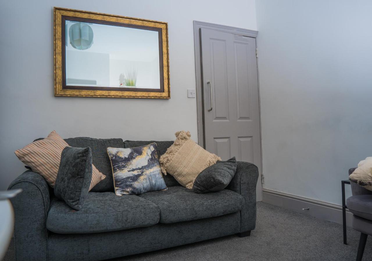 The Highfield Villa, 5 Bedrooms, Northampton Centre, Sleeps 10 Dış mekan fotoğraf
