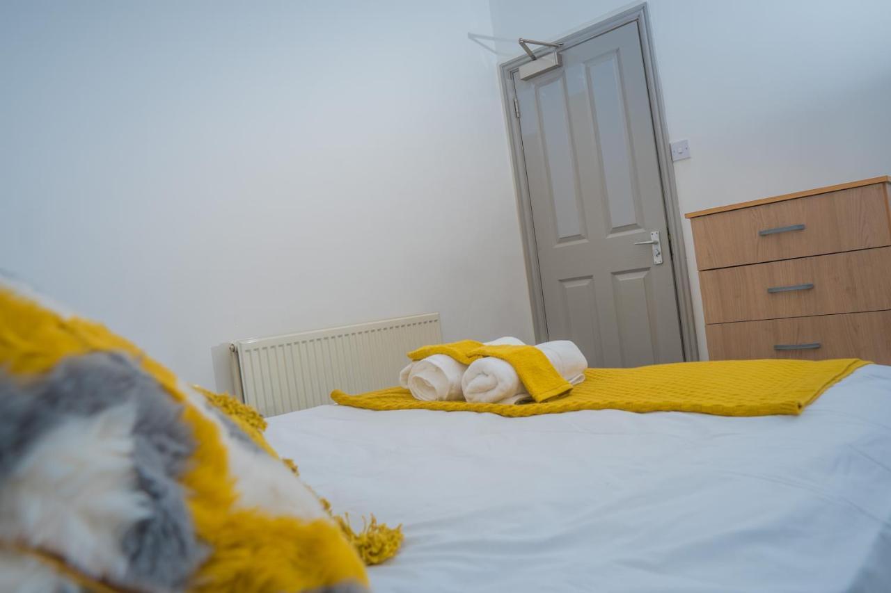 The Highfield Villa, 5 Bedrooms, Northampton Centre, Sleeps 10 Dış mekan fotoğraf