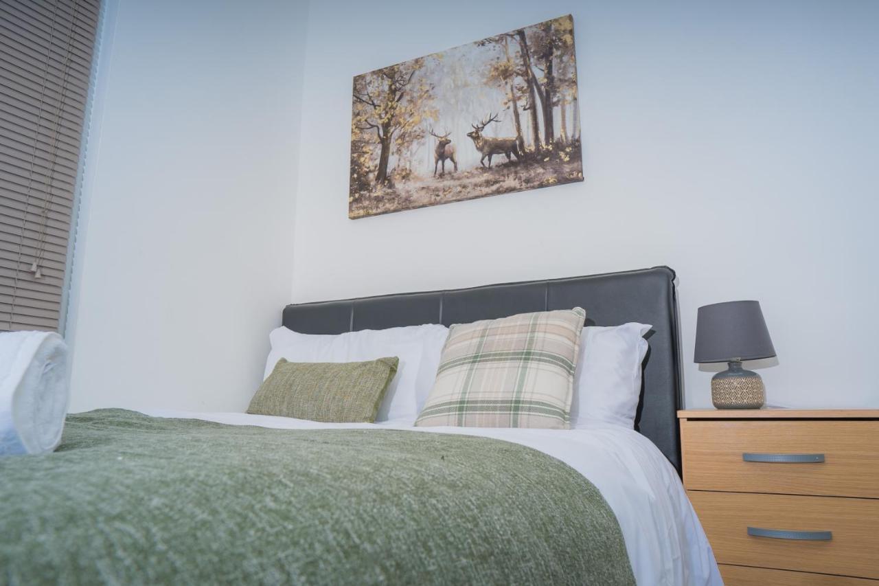 The Highfield Villa, 5 Bedrooms, Northampton Centre, Sleeps 10 Dış mekan fotoğraf