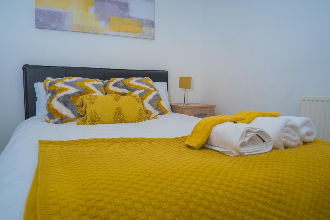 The Highfield Villa, 5 Bedrooms, Northampton Centre, Sleeps 10 Dış mekan fotoğraf
