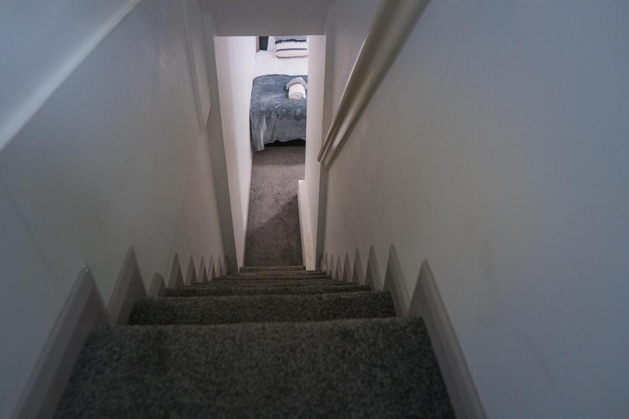 The Highfield Villa, 5 Bedrooms, Northampton Centre, Sleeps 10 Dış mekan fotoğraf