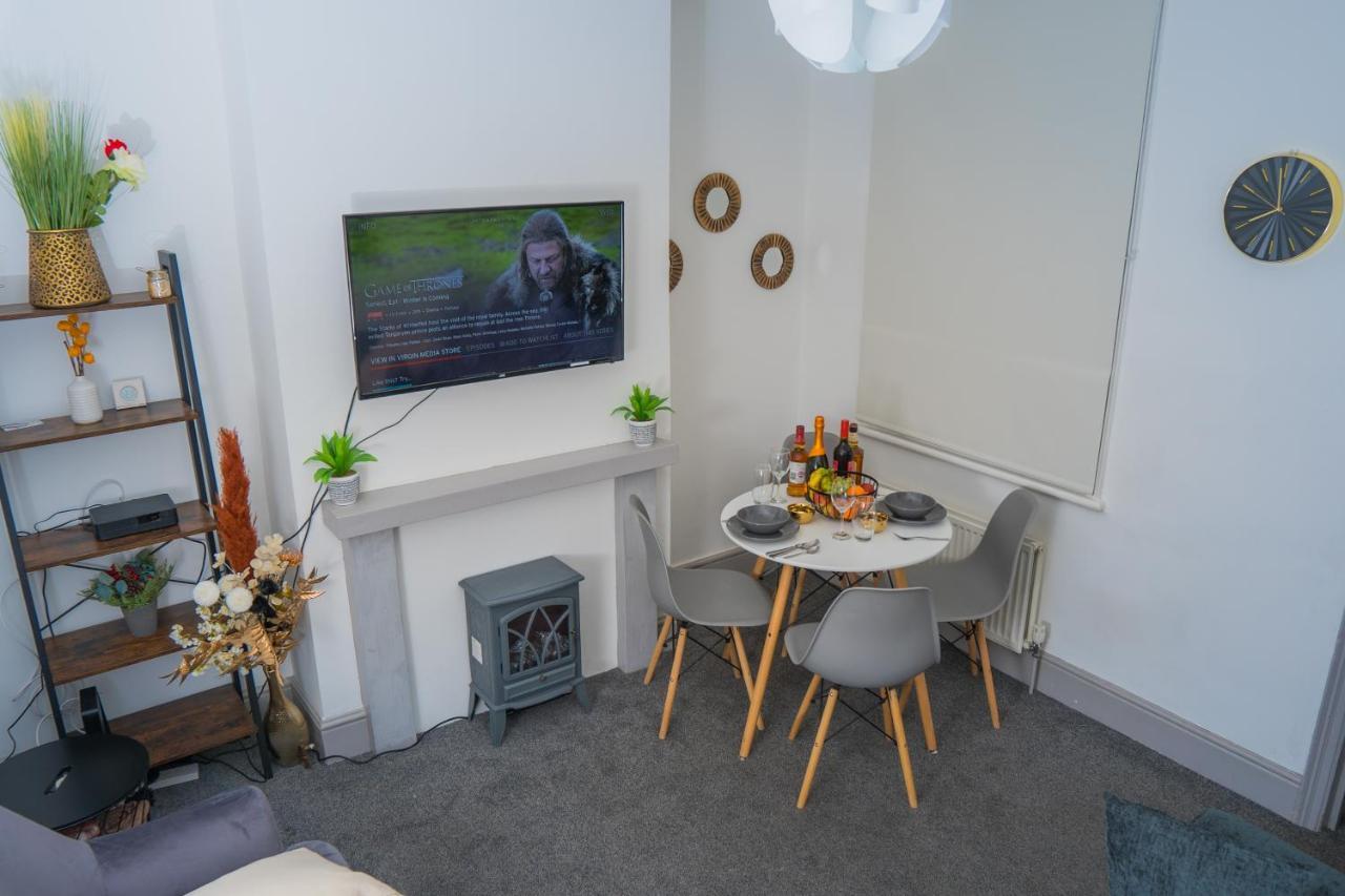 The Highfield Villa, 5 Bedrooms, Northampton Centre, Sleeps 10 Dış mekan fotoğraf