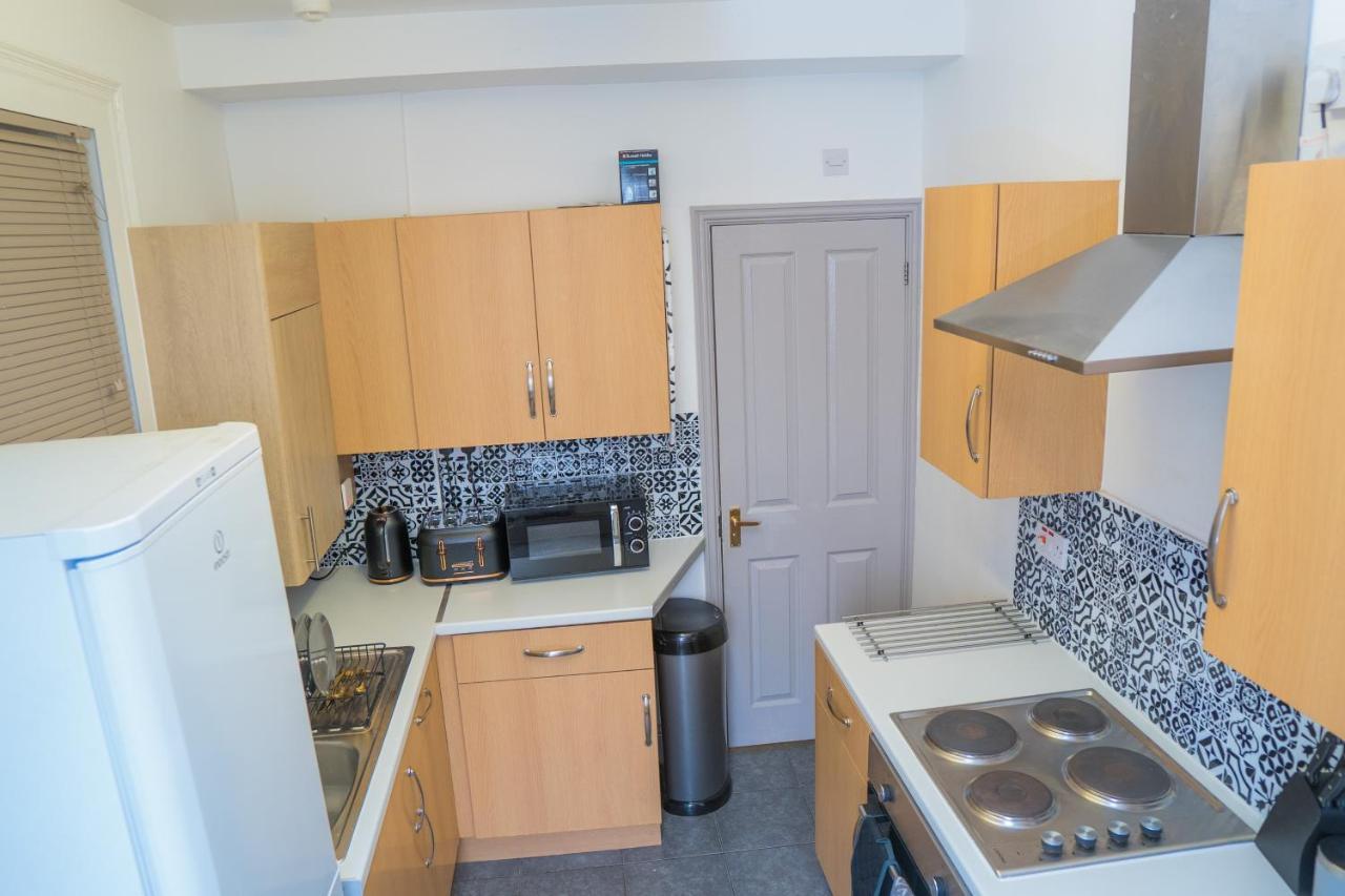 The Highfield Villa, 5 Bedrooms, Northampton Centre, Sleeps 10 Dış mekan fotoğraf