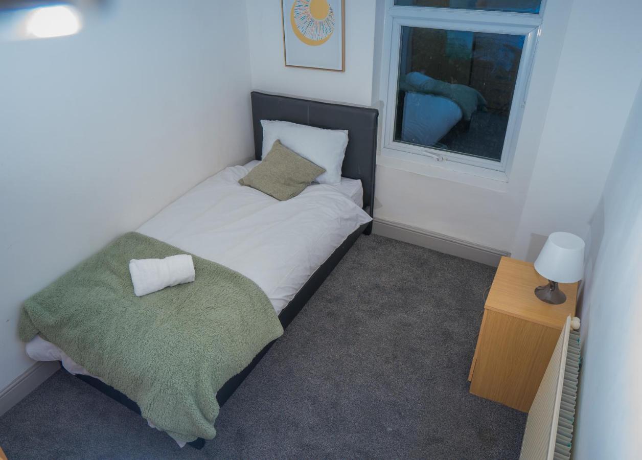 The Highfield Villa, 5 Bedrooms, Northampton Centre, Sleeps 10 Dış mekan fotoğraf