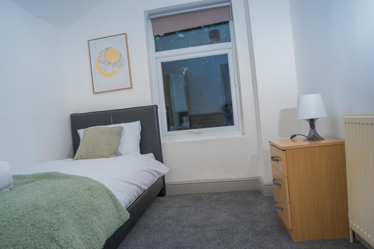 The Highfield Villa, 5 Bedrooms, Northampton Centre, Sleeps 10 Dış mekan fotoğraf