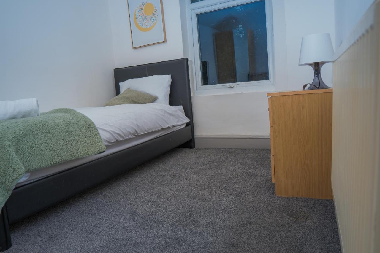 The Highfield Villa, 5 Bedrooms, Northampton Centre, Sleeps 10 Dış mekan fotoğraf