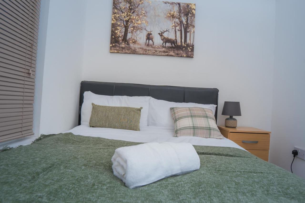 The Highfield Villa, 5 Bedrooms, Northampton Centre, Sleeps 10 Dış mekan fotoğraf