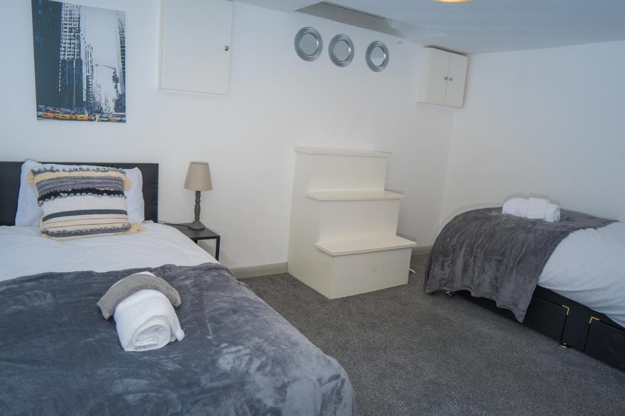 The Highfield Villa, 5 Bedrooms, Northampton Centre, Sleeps 10 Dış mekan fotoğraf